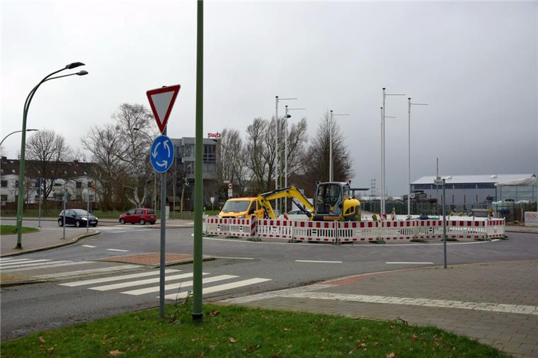 Bremerhaven: Dieser Kreisel wird umgestaltet Seit Dienstag ragen Fahnenmasten im Innenbereich des Kreisels Rickmers-/Pestalozzistraße gen Himmel.