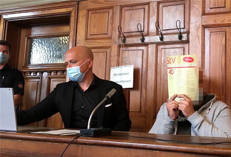 Waffen und Drogen verkauft: Bremerhavener vor Gericht Seit Donnerstag muss sich Eray Ö. aus Bremerhaven vor dem Landgericht Bremen verantworten.