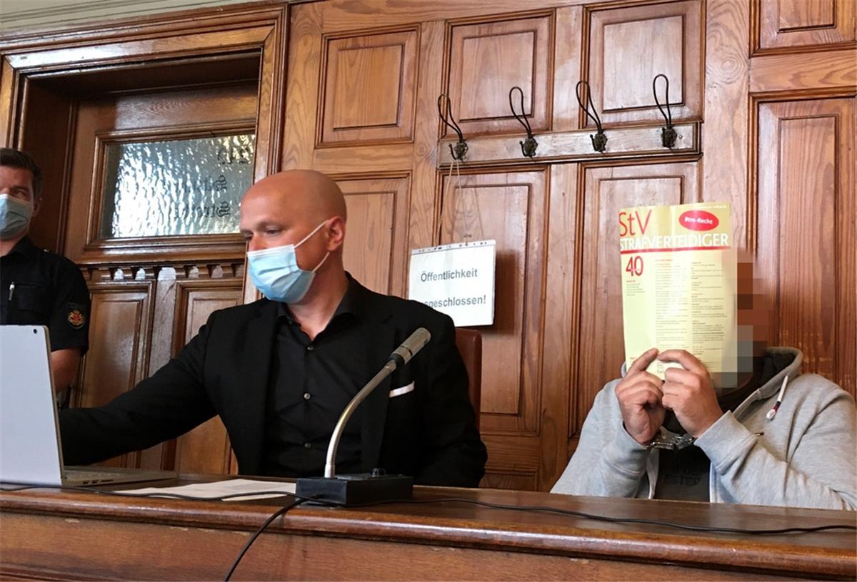 Waffen und Drogen verkauft: Bremerhavener vor Gericht Seit Donnerstag muss sich Eray Ö. aus Bremerhaven vor dem Landgericht Bremen verantworten.