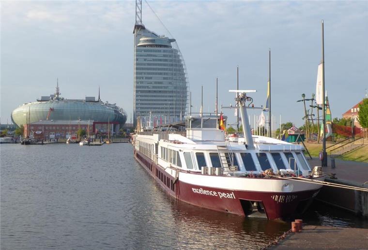 „Excellence Pearl“ übernachtet inmitten der Havenwelten Seit Donnerstagabend liegt der Flusskreuzer "Excellence Pearl" im Neuen Hafen.