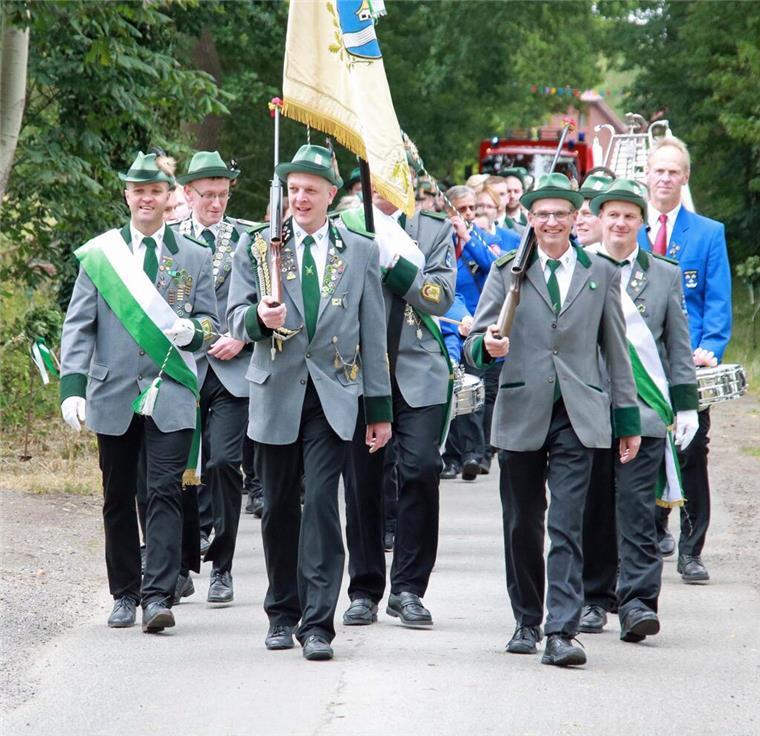 In Drifsethe wird am 5. und 6. Juli 2025 Schützenfest gefeiert Schützenfestmzug mit Spielmannszug in Driftsethe