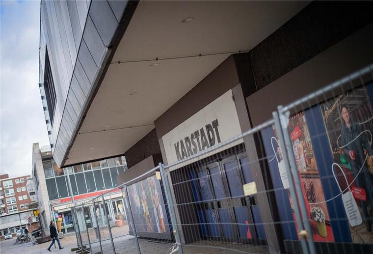 Milliardärs-Familie verhandelt mit Bremerhaven über Karstadt-Grundstück Seit einem Monat läuft der Abriss des Karstadt-Gebäudes in der Bremerhavener Innenstadt. Nun gibt es auch einen Investor, der zudem exklusiv an seinen Plänen für das Grundstück arbeiten kann.