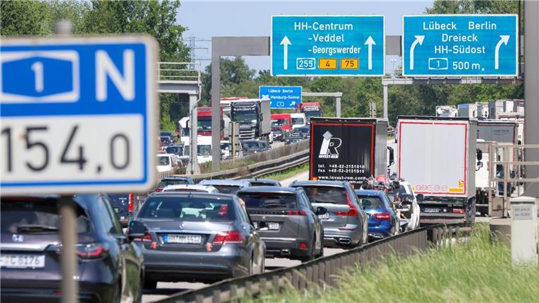 Seit Einführung einer neuen Verkehrsführung zur Schonung der Norderelbbrücke kommt es täglich zu Staus auf der A1. (Archivbild)
