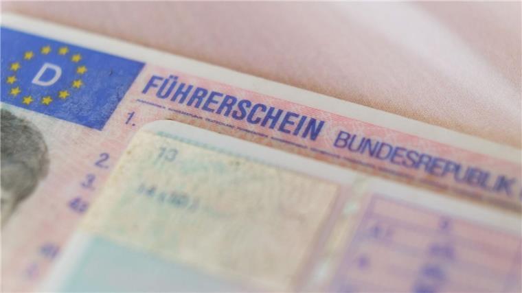 Viele Niedersachsen verpassen Frist für Führerschein-Tausch Seit einigen Jahren müssen etappenweise alte Führerscheine in neue im Scheckkartenformat umgetauscht werden - nun sind Autofahrer ab dem Jahrgang 1971 dran. (Symbolbild)
