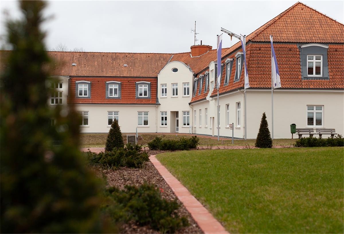 Kaesler Nutrition: Umzugspläne sind nicht vom Tisch Seit Ende 2015 nutzt Kaesler Nutrition dieses historische Gebäude in der Nordholzer Ortsmitte für seine Verwaltung. Zu konkreten Umzugsplänen möchte sich das Unternehmen aktuell nicht äußern.