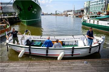 Seit Ende April ist Wassertaxi "Lottjen" zwischen Neuem Hafen und Fischereihafen im Einsatz. Am Wochenende wurden gleich zwei Börteboote des Vereins von Unbekannten beschädigt.