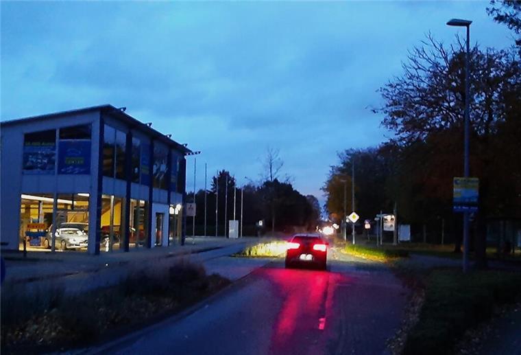 Atenser Bürger tappen im Dunkeln: In diesen Straßen bleibt es stockfinster Seit etwa zwei Wochen leuchten die Straßenlaternen an der Atenser Allee zwischen Plaatweg und Luisenstraße nicht mehr. Wer morgens oder abends unterwegs ist, muss aufpassen, dass er nicht stolpert.