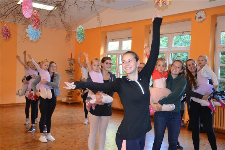 Zeven: Ballettschüler proben für ihren großen Auftritt in Stade Seit Februar proben die insgesamt 170 Mädchen und ein Junge von der Ballettschule Dance Works aus Zeven für die Aufführung des Stücks „Der Nussknacker“.