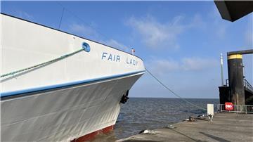 Die "Fair Lady" liegt im Hafen von Bremerhaven. Seit Freitag fährt die "Fair Lady" wieder regelmäßig von Bremerhaven nach Helgoland.
