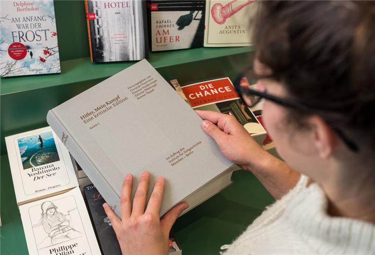 Aus Hitler-Buch „Mein Kampf“ lernen? Seit Freitag ist eine 2000 Seiten starke, kritisch kommentierte Ausgabe von Adolf Hitlers „Mein Kampf“ auf dem Markt. Das Buch, in dem der spätere Diktator in den 1920er-Jahren seine antisemitische Weltanschauung darlegte und seine Eroberungspläne ankündigte, könne einen Beitrag leisten, um Schülern die Folgen der nationalsozialistischen Diktatur zu verdeutlichen, sagt Bremerhavens Schuldezernent Michael Frost.
