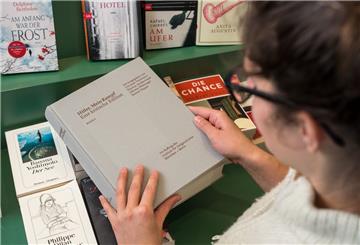 Seit Freitag ist eine 2000 Seiten starke, kritisch kommentierte Ausgabe von Adolf Hitlers „Mein Kampf“ auf dem Markt. Das Buch, in dem der spätere Diktator in den 1920er-Jahren seine antisemitische Weltanschauung darlegte und seine Eroberungspläne ankündigte, könne einen Beitrag leisten, um Schülern die Folgen der nationalsozialistischen Diktatur zu verdeutlichen, sagt Bremerhavens Schuldezernent Michael Frost.