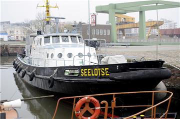 Eine Rückkehr ist möglich: Seit fünf Jahren liegt die "MS Seelotse" in Hamburg. Nun prüft die Schiffahrts-Compagnie", das Boot zurückzuholen.