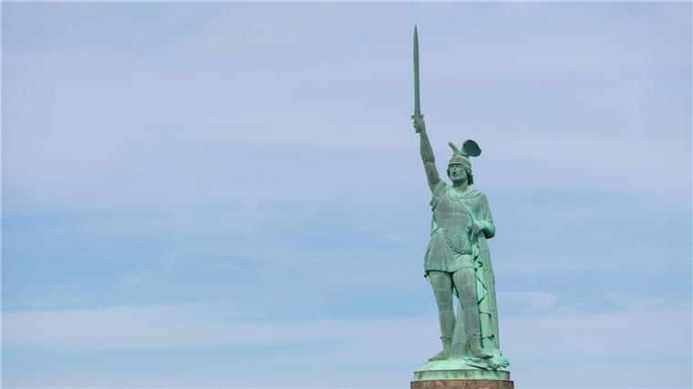 Denkmal mit kleinen Fehlern Seit genau 150 Jahren schaut Hermann von einem Hügel im Teutoburger Wald.