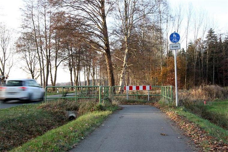 Fahrradweg bei Dipshorn endet noch immer im Nichts Seit Jahren endet der Radweg zwischen Otterstedt und Dipshorn an der Kreisgrenze. Dass sich daran etwas ändert, ist wieder fraglich.