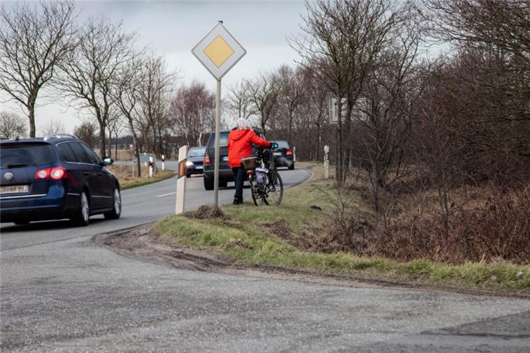Nach mehr als 20 Jahren: Radweg bei Nordholz wird endlich gebaut Seit Jahren fordern Nordholzer einen Radweg entlang der viel befahrenen K 14 zwischen dem Autobahnzubringer Wanhöden und dem Spiekaer Kreisel. An dem Teilstück Pickerstraße (Vordergrund) und Kreisverkehr (Hintergrund) soll dieser nun endlich gebaut werden.