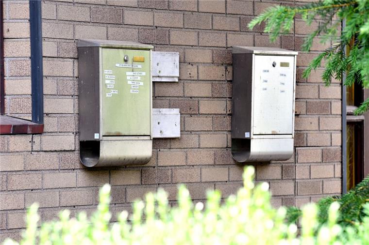 Anwohner wittern Sozialbetrug in Bramel Seit Jahren steht das Haus Einfamilienhaus in Bramel leer. Jetzt plötzlich stehen 20 Namen an den Briefkästen.
