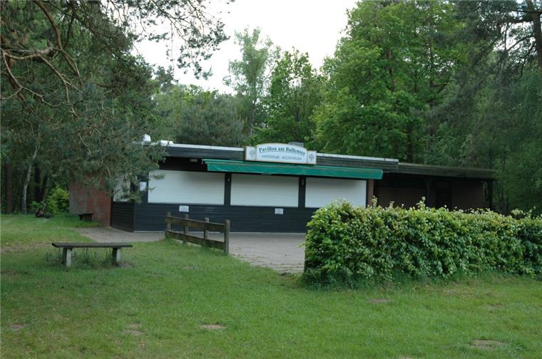 Still ruht der Bullensee: Projekt im Kreis Rotenburg kommt seit Jahren nicht voran Seit Jahren wird er nicht mehr genutzt: Der Pavillon am Bullensee.