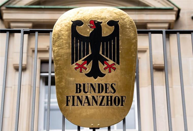 Ein Wappen mit dem Bundesadler ist am Bundesfinanzhof zu sehen. Das höchste deutsche Finanzgericht rechnet bis zur Jahresmitte mit zwei wegweisenden Urteilen zur neuen Berechnung der Grundsteuer. 