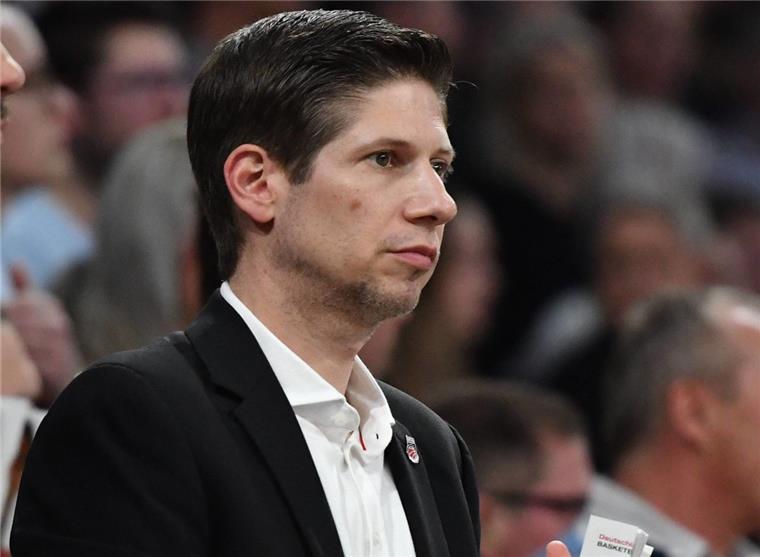Arne Dirks freut sich aufs Wiedersehen mit den Eisbären Bremerhaven Seit Januar arbeitet der gebürtige Bremer Arne Dirks als Geschäftsführer beim Topclub Brose Bamberg.