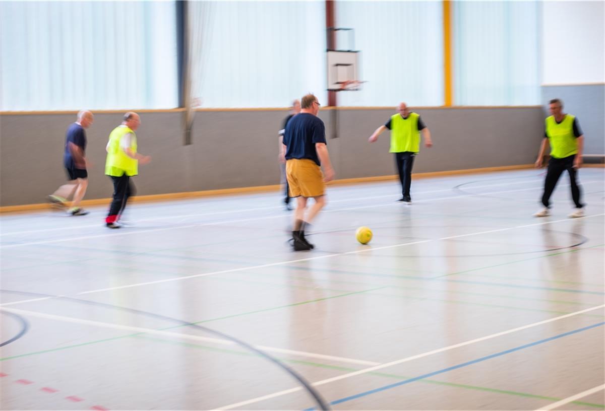 Seit März 2020 bietet der TSV Stotel Walking Football. Rund 20 Oldie-Kicker sind dabei. Auch Damen sind willkommen.