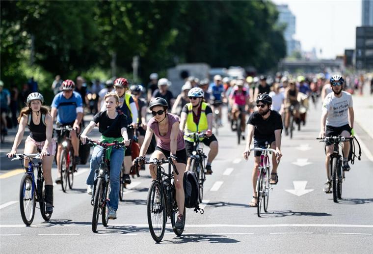 Mehr Sicherheit und Platz für Radfahrer! Diese Änderungen bringt die StVO-Reform Menschen fahren auf der Fahrradsternfahrt des Allgemeinen Deutschen Fahrrad-Clubs.