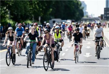 Menschen fahren auf der Fahrradsternfahrt des Allgemeinen Deutschen Fahrrad-Clubs.