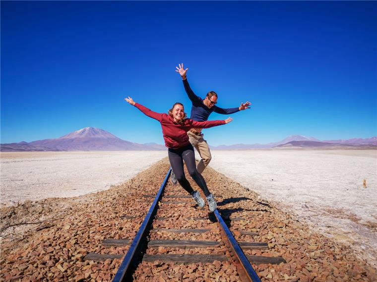 Schiffdorferin ist auf Weltreise Seit März sind die Schiffdorferin Svea Poguntke und ihr Freund Gerrit auf Weltreise. Sie waren schon in Namibia, Botswana, Brasilien, Kolumbien, Ecuador, Peru, Bolivien, Chile und Argentinien. Hier folgen sie schier endlosen Schienen in Bolivien.