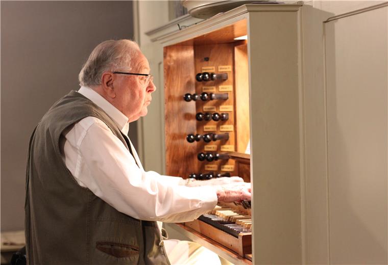 Die Königin aus Wilstedt kann wieder strahlen Seit mehr als 60 Jahren ist Hans-Werner Behrens bereits Organist in Wilstedt. Er war dabei, als die Ott-Orgel 1953 in die St.-Petri-Kirche gebaut wurde und hat auch jetzt die Renovierungsarbeiten begleitet.