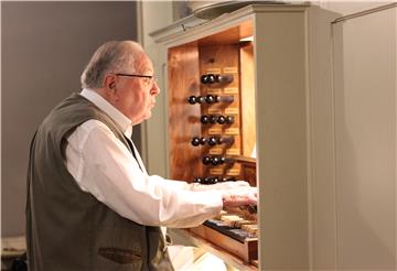 Seit mehr als 60 Jahren ist Hans-Werner Behrens bereits Organist in Wilstedt. Er war dabei, als die Ott-Orgel 1953 in die St.-Petri-Kirche gebaut wurde und hat auch jetzt die Renovierungsarbeiten begleitet.