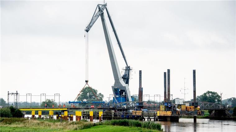 Reparatur der beschädigten Huntebrücke läuft Seit mehr als zwei Wochen kann kein Zug mehr über die Brücke fahren.