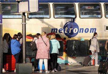 Reisende stehen vor einem Metronom 