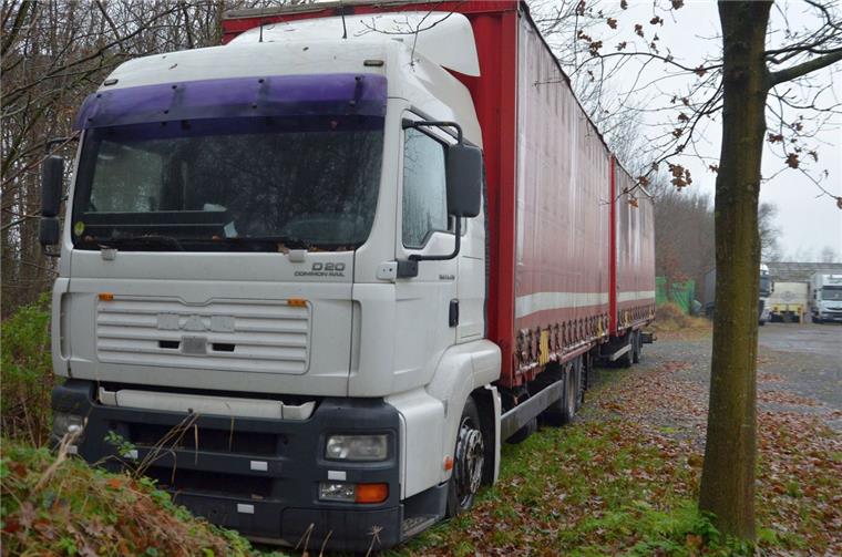 Zeven: Anwalt soll fremden Lkw von Grundstück schaffen Seit Mitte Oktober steht dieser Laster unerlaubt auf dem Grundstück einer Firma in Zeven.
