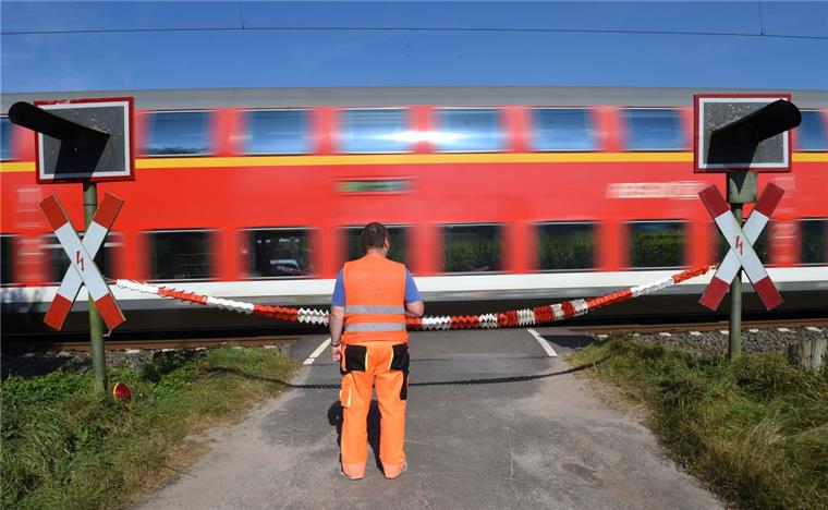 Mensch statt Maschine: Ein Mann und sein Bahnübergang Seit Monaten bewachen Sicherheitsleute diesen Bahnübergang in Holtgast, weil das Licht der Signalanlage defekt ist.