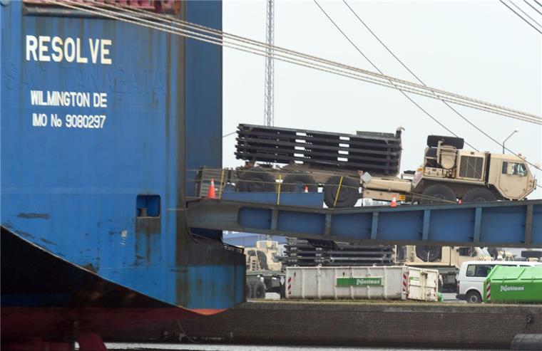 Seit Montag wird im Bremerhavener Überseehafen wieder militärisches Gerät im Zuge des US-Manöver s„Atlantic Resolve“ entladen.