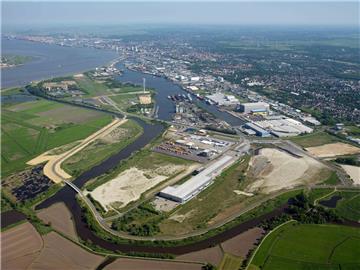 Seit Montagvormittag ist die neue Erschließungsstraße ins künftige Industriegebiet Luneplate freigegeben. Achtung Autofahrer: Im Einmündungsbereich Seeborg/Am Luneort hat sich die Vorfahrt geändert.