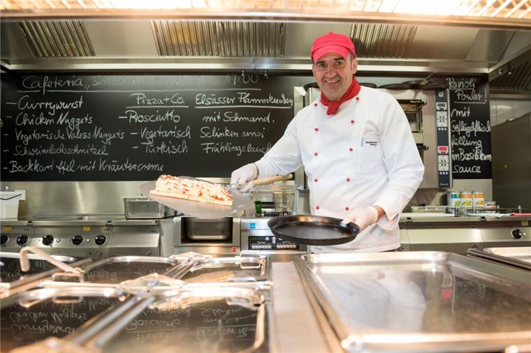 Futtern und schlafen: Die wichtigsten Fakten zu Wohnheimen und Mensa Seit Oktober 2014 kann den ganzen Tag über an der Hochschule gegessen werden. In der Cafeteria werden von 7.30 bis 18.00 Uhr Snacks serviert. Die Mensa ist von 11.15 bis 14.00 Uhr geöffnet.