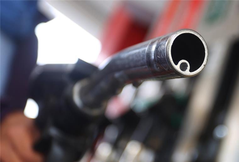 Hohe Spritpreise: Das Rekordjahr steht schon fest Eine Frau hält an einer Tankstelle vor einer Zapfsäule eine Zapfpistole