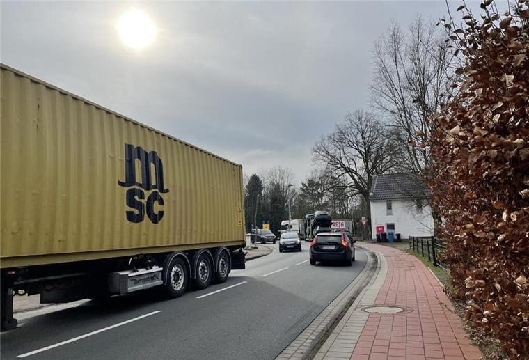 Anwohner sind wütend: In Hagen herrscht wegen A27-Baustelle Ausnahmezustand Ein Lkw fährt auf der Straße.