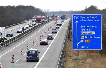 Seit Tagen staut es sich auf der A27 zwischen Überseehäfen und Zentrum wegen der Bauarbeiten an der Moorbrücke. 