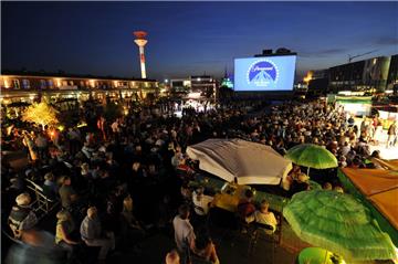 Seit vielen Jahren ein "Publikumsmagnet": Kino im Hafen im Schaufenster Fischereihafen. Die Filme beginnen am Freitag und Sonnabend jeweils gegen 22 Uhr.