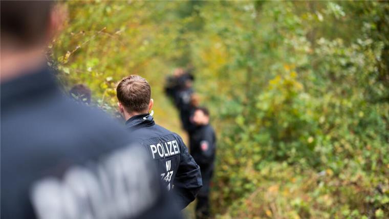 Trotz intensiver Vermissten-Suche: Keine Spur von Klaus Renken aus Lauenbrück Männer in einem Wald mit der Aufschrift Polizei auf dem Rücken.