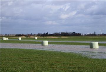 Seit vier Wochen regnet es fast jeden Tag. Das Wasser staut sich auf manchen Wiesen und Weiden.