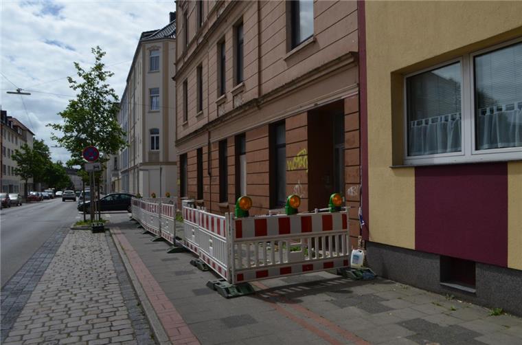 Seit Wochen ist das leerstehende Haus der Ecke Schillerstraße/Klopstockstraße abgesperrt. Dadurch wird es eng auf dem Fahrrad- und Gehweg in Geestemünde.
