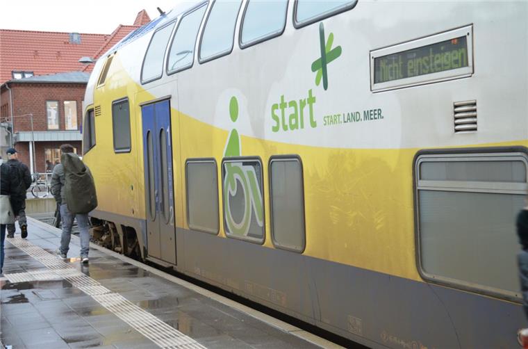 Cuxhaven-Hamburg: Fahrgäste sauer über verdreckte Bahn Seit Wochen ist die Bahntochter Start Unterelbe zwischen Cuxhaven und Hamburg mit verdreckten Zügen unterwegs. Die Waggons können derzeit nicht maschinell gereinigt werden.