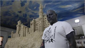 Seit zehn Jahren arbeitet Thomas Doneis an einem Nachbau des Schlosses Neuschwanstein. Jetzt möchte der 57-Jährige sein Lebenswerk für satte 11 Millionen Euro zum Verkauf anbieten.
