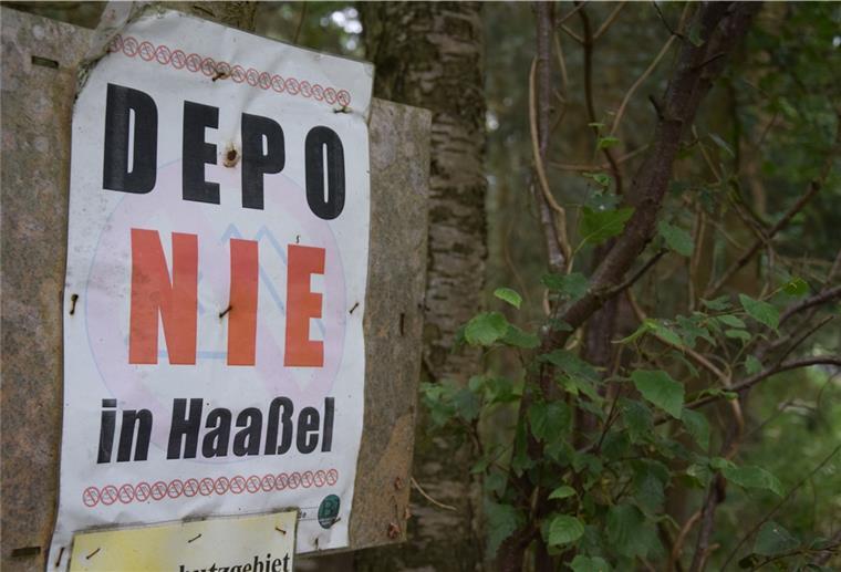 Weiter Scharmützel um Haaßel Ein Plakat mit der Aufschrift "Depo-nie in Haaßel" hängt an einem Schild im Haaßeler Naturschutzgebiet.