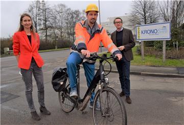 Seit zwei Jahren bietet das Unternehmen Kronos Titan an seinen Standorten Nordenham und Leverkusen das Dienstrad-Leasing an. Von den dabei gesammelten Erfahrungen berichteten jetzt in Nordenham (von links): Tanja Lischewski, Marko Saathoff und Jan-Peter Leffers.