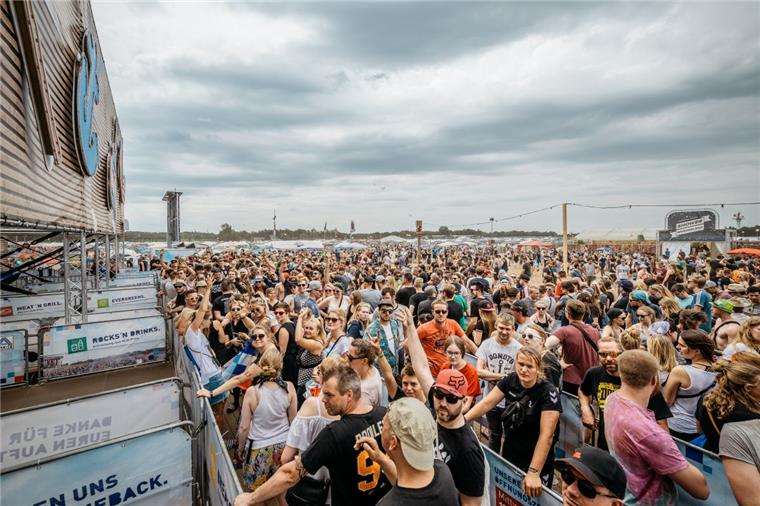 Deichbrand-Festival: Partner Aldi zieht Bilanz Seit zwei Jahren präsentiert sich der Discounter auf dem Deichbrand-Festival in Wanhöden mit der „weltgrößten Aldi-Filiale“.