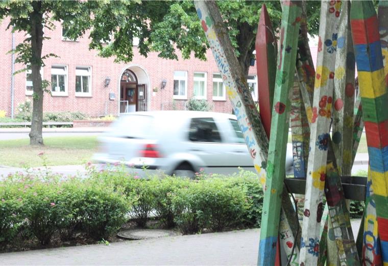 Nach Enttäuschung gibt es wieder Hoffnung Seit zweieinhalb Jahren kämpfen Eltern für eine Geschwindigkeitsbegrenzung vor der Grundschule. Nach vielem Hin und Her könnte die Tempo-30-Schilder bald kommen.