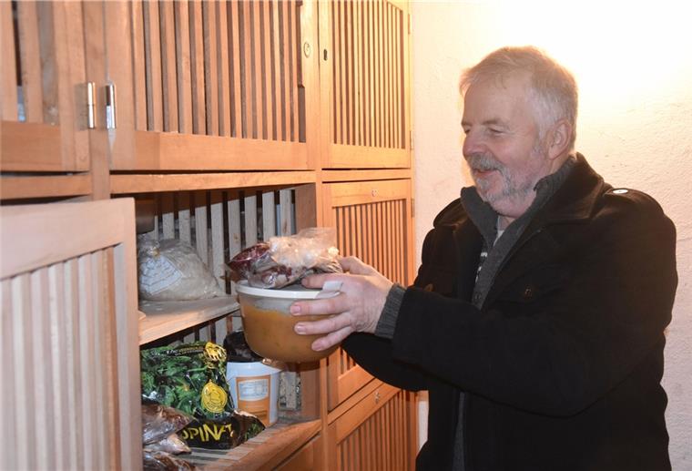 Kühlhaus in Klein Meckelsen immer noch in Betrieb Das Foto zeigt Siegfried Gerken, wie er ein paar Sachen aus dem Kühlfach holt.